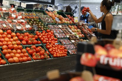 Una estantaria d’un súper amb verdures.