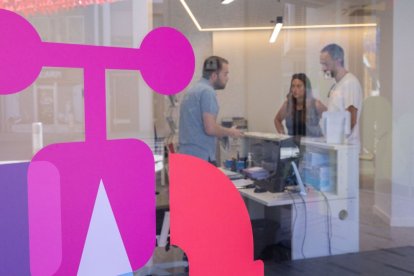 Visitants a l’oficina de turisme.