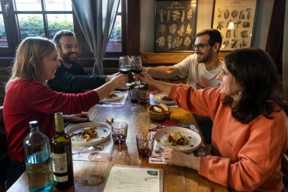 Diverses persones brinden a una edició de les Jornades de Cuina d'Hivern a l'hostal Palancas de la Massana.
