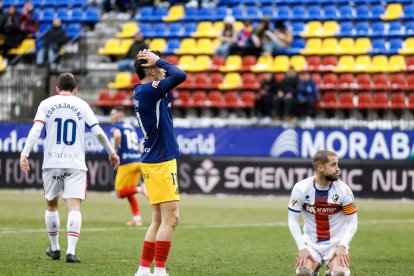 Lautaro es lamenta d’una ocasió davant l’Osca.