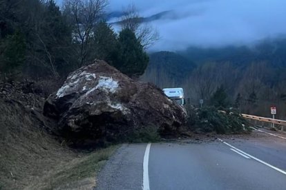 Esllavissada de roca a la C-14 als Hostalets de Tost.