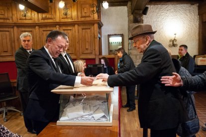 L’empresari Joan Pujol Areny, votant.