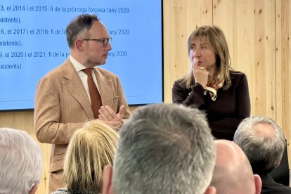 El cap de Govern, Xavier Espot, i la ministra de presidència, Economia, Treball i Habitatge, Conxita Marsol, durant la reunió amb els propietaris de béns immobles.