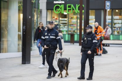 Dos agents de la policia.