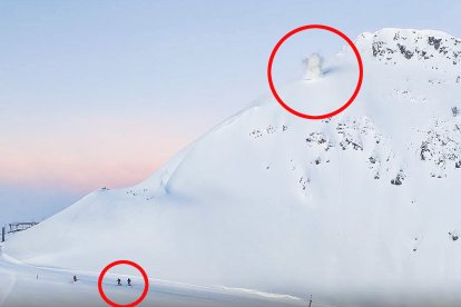Els dos esquiadors i l’explosió controlada que provoca l’allau.