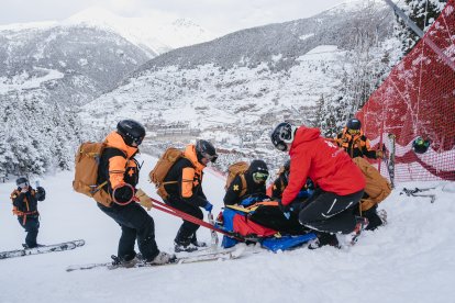 Equips de protecció civil i operaris de Grandvalira duent a terme el simulacre de rescat a la pista l'Àliga, del Tarte