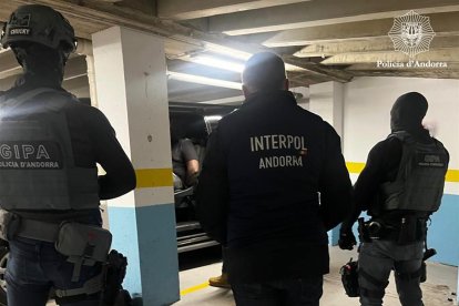 Un moment de la detenció a Andorra de la parella buscada a França .