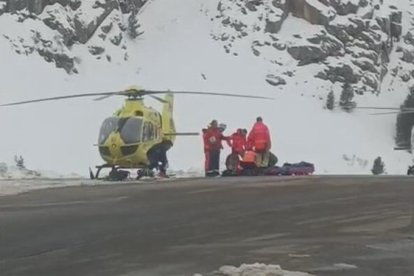 Equips d'emergència i rescat traslladant un dels dos homes afectats per l'allau d'Aragó.