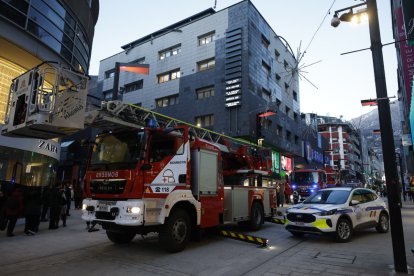 Dos camions de bombers i un cotxe de policia a l'avinguda Meritxell per l'incendi d'aquesta tarda.