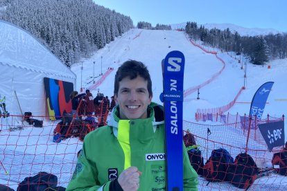 Roger Puig celebrant la vuitena posició a Meribel, a França.