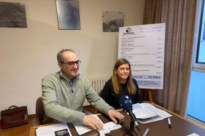 El president de l’entitat, Jordi Casal i la tresorera, Maria Àngels Fernández, durant la presentació de la campanya.