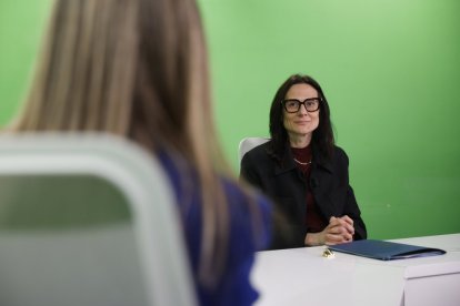 La ministra Molné al plató de Diari TV.