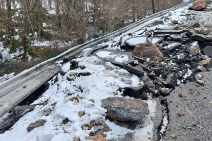 Les roques caigudes sobre la carretera RN-20.