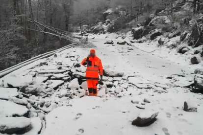 Un treballador al lloc de l’esllavissada.