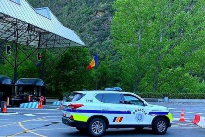 La policia a la frontera del riu Runer.