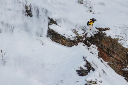 L’esquiador Joan Aracil durant la baixada al Baser Negre, a Ordino Arcalís.
