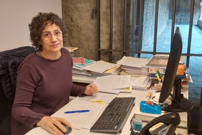 La historiadora Teresa Font al seu despatx.