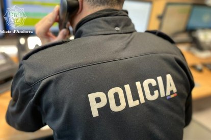 Un agent de la policia.