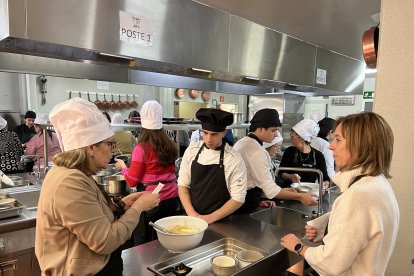 Un dels tallers de cuina de la iniciativa 'La Paella pel mànec