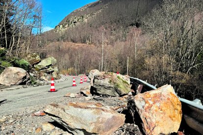 Pedres al mig de la carretera d’accés al Pas de la Casa des de França.