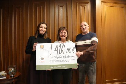 Sofia Cortesao entrega a Càritats el xec de la recaptació de la Sant Silvestre de Sant Julià