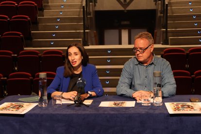La cònsol menor d'Andorra la Vella, Olalla Losada, i el cap d'àrea de l'àrea de cultura del comú, Jan Cartes, durant la presentació de la Temporada.