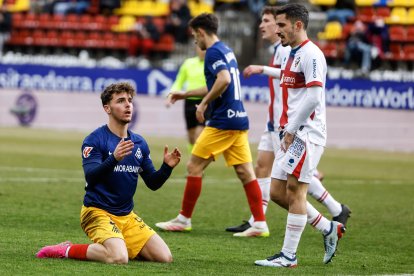 Yeray Cabanzón es lamenta d’una ocasió perduda davant l’Osca a Encamp.