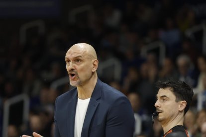 Zan Tabak donant instruccions a l’equip.