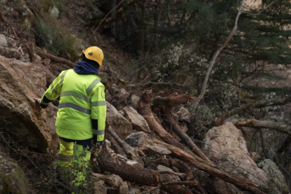 Un operari francès a la zona de l'accident.