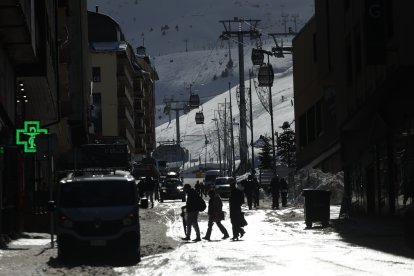 Un dels carrers del Pas pràcticament vuit en una jornada de neu.