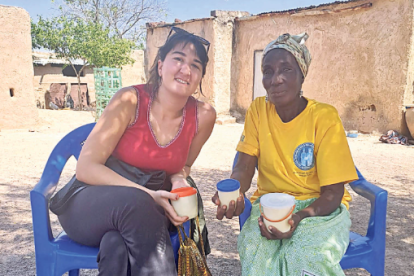 Maria Navarro amb una dona de BurKina Fasso en una de les seves visites al país africà.
