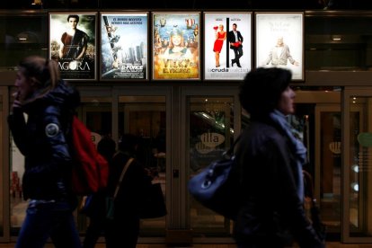 Façana dels cinemes Illa Carlemany.