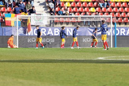 Els jugadors de l’FC Andorra, capcots, després de rebre el segon gol.