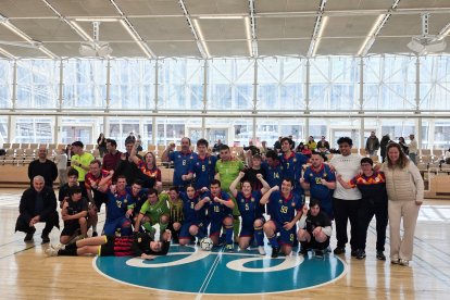 Foto de grup d’autoritats i jugadors.