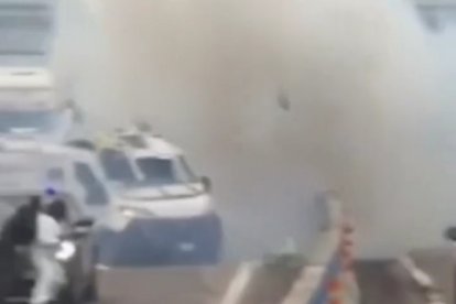 4 criminals encaputxats assalten un furgó blindat a Itàlia a plena llum del dia en una carretera.