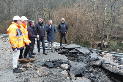 El ministre Ferré va visitar el tram de l’RN-20 afectat.