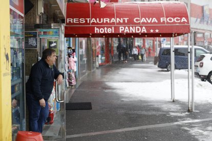 Un comerciant al Pas de la Casa aquest hivern.