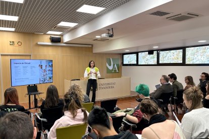 La doctora Cristina Royo-Cebrecos defensant l'estudi.