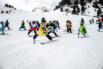 Esquiadors disfressats per Carnaval a Grandvalira.