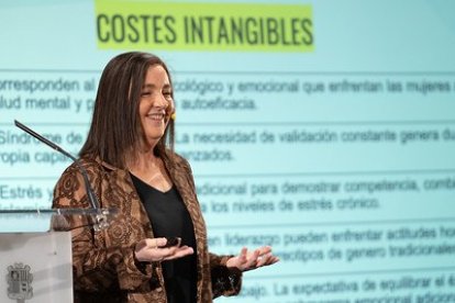 La periodista i escriptora Nuria Varela durant la  conferència.