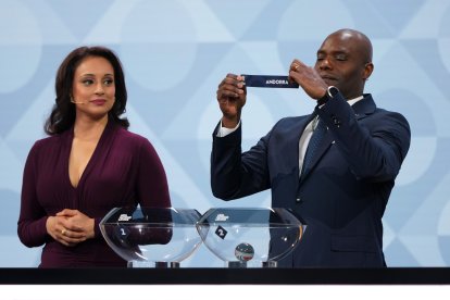 Mbo Mpenza extreu la bola d’Andorra al sorteig d’ahir.