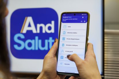 Una usuària obrint l’aplicació And Salut.