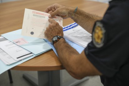 Un policia revisant papers d’Immigració.