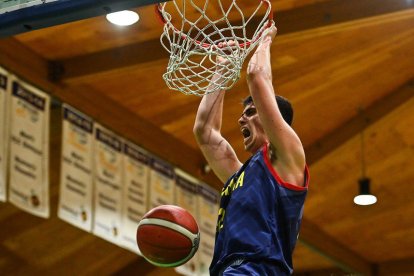 Àlex Peral ficant una canasta durant un partit.