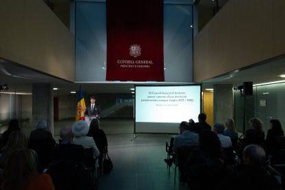 Carles Ensenyat donant el tret de sortida a la segona edició del sobre la història del Consell General a l'UdA.