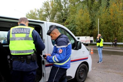 Agents de la duana entre França i Andorra realitzant preparant-se per realitzar un control.