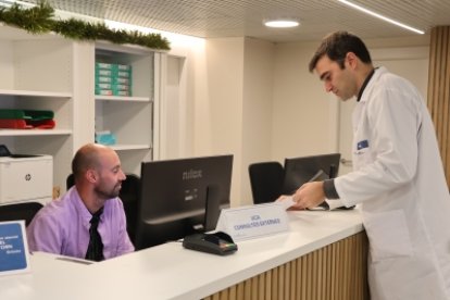 El doctor Joan Soler Vidal, amb un infermer.