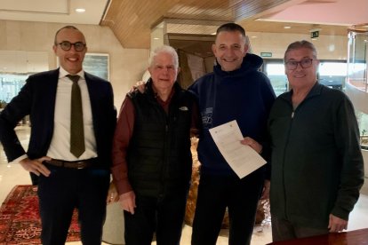 D’esquerra a dreta: Benjamí Pujol, secretari del Lions Club d’Andorra; Joan Junyent, vicepresident del Lions Club d’Andorra; Pep Castellón, vicepresident de Projecte Vida; i Josep Torrent, president del Lions Club d’Andorra.