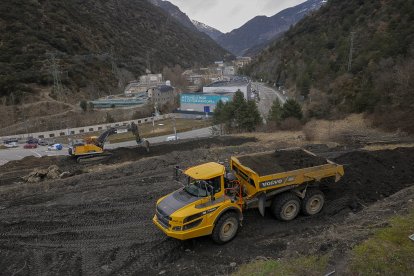 Obres de construcció de la nova estació transformadora al riu Runer.