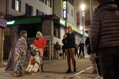 La despenjada del rei Carnestoltes, amb un ninot diferent, ahir a Encamp.